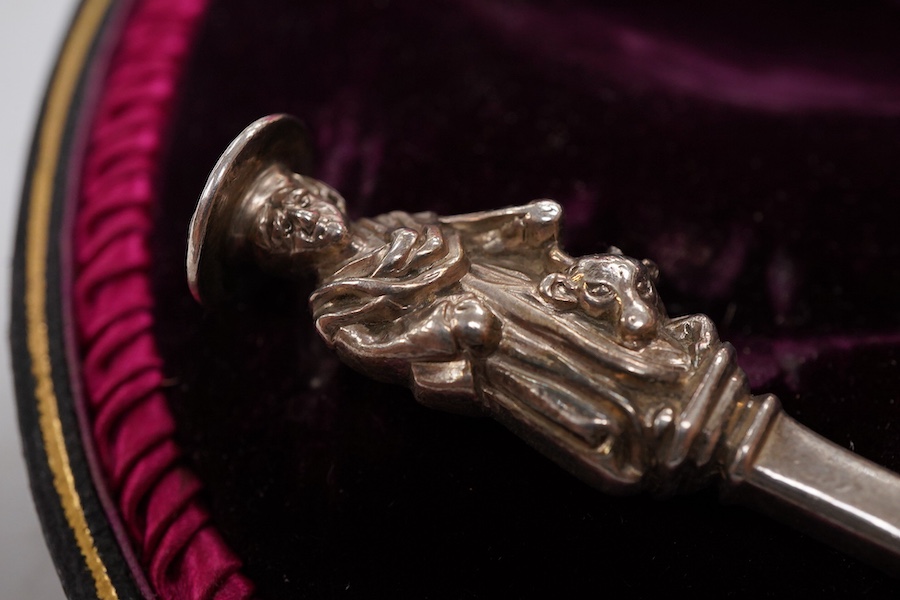 A cased pair of late Victorian silver salad servers, with apostle finials, maker's mark rubbed, London, 1896, 23.1cm, 5.8oz.